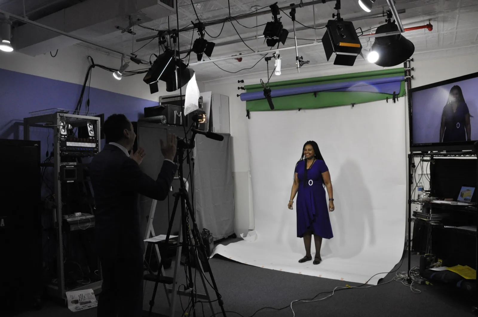 Jess Todtfeld demonstrating interview techniques in a training studio